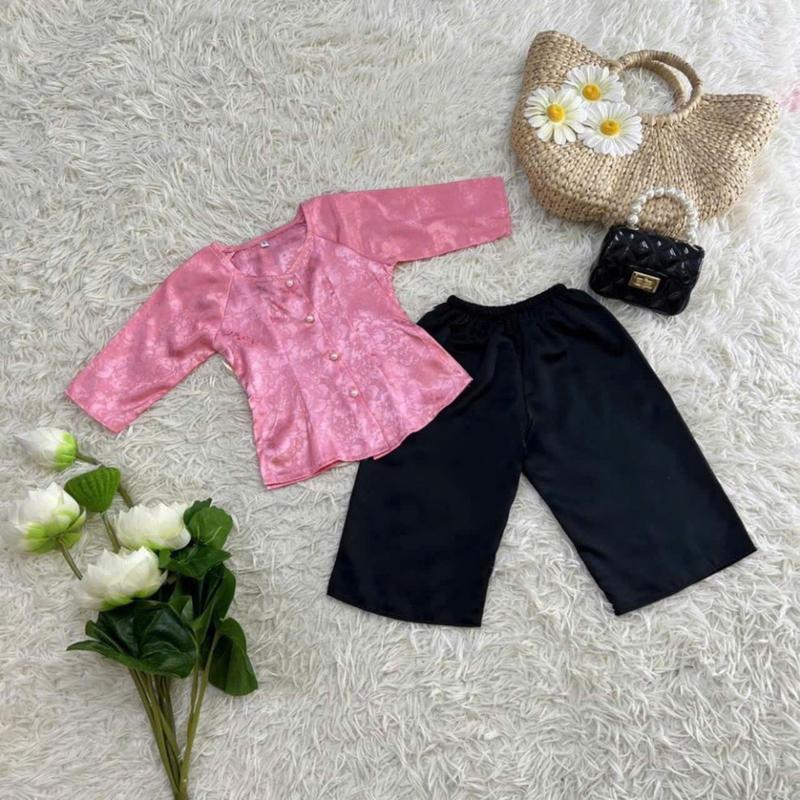 bà ba bé gái - chất vải lụa gấm mềm, mịn bé mặc thoải mái, quần lụa satin mát mịn.