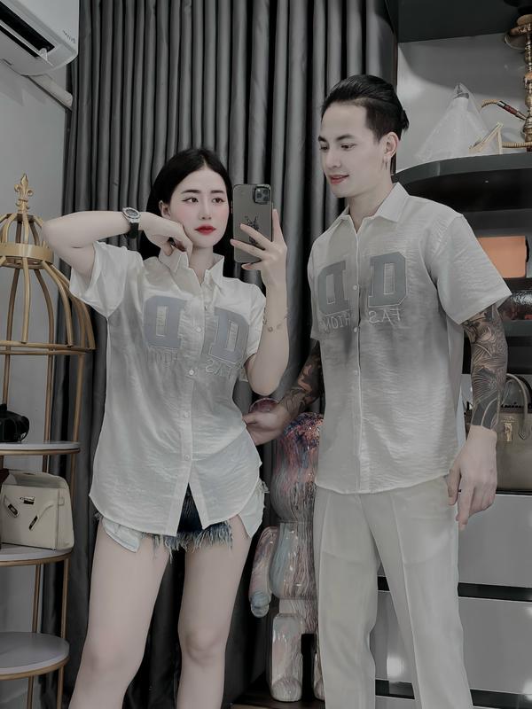  Áo Sơ Mi Nam Nữ Tay Ngắn Phối Loang Chữ Thêu Chất Vải Đũi Dày Dặn Thoáng Mát MENSWEAR TOP SHIRT TL BOUTIQUE> Cổ Tròn Có Cổ 