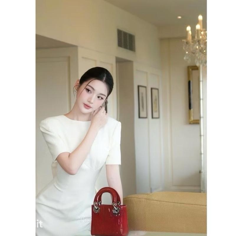 Đầm thiết kế body sẻ lưng đính hoa sang chảnh đi tiệc. Body bút chì sẻ lưng đính hoa đỏ sang chảnh 3