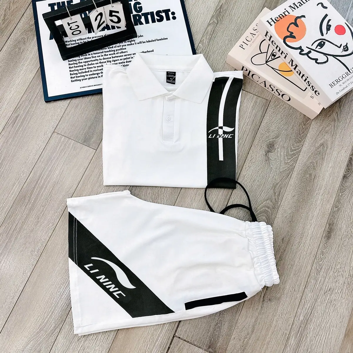 Bộ polo nam chất vải poly co dãn 4 chiều thấm hút mồ hôi  , với thiết kế đơn giản hình in sắc nét nhưng không kém phần xang trọng . Có thể mặc đi chơi , đi dạo phố . Shop e có 3 màu đủ size từ 45>82kg Menswear bodonam