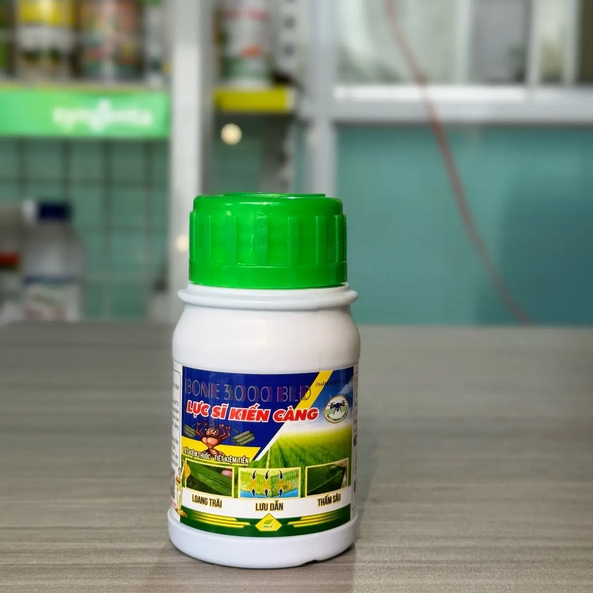 (Phân bón lá) Lực sĩ kiến càng : Lưu dẫn - thấm sâu - bám dính, chống rữa trôi khi gặp mưa,hiệu lực kéo dài. Pha 200-300 lít