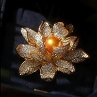 Gambar Brooch Premium Bunga Mutiara Emas – Desain Lotus Elegan,Pakaian Sehari-hari, Anti Alergi untuk Aksesori Busana Wanita 【TOPSLINGS】 - Bros dari allglowsid Kota Cimahi 1 Tokopedia