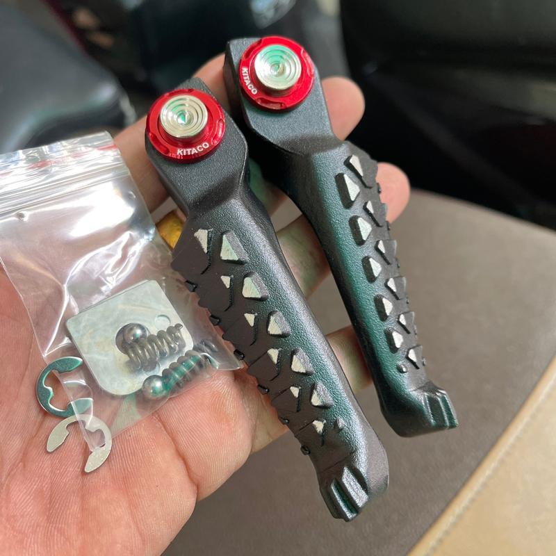 Gác Chân Sau Nhôm TAKEGAWA Xe Honda & Yamaha, Đen & Bạc