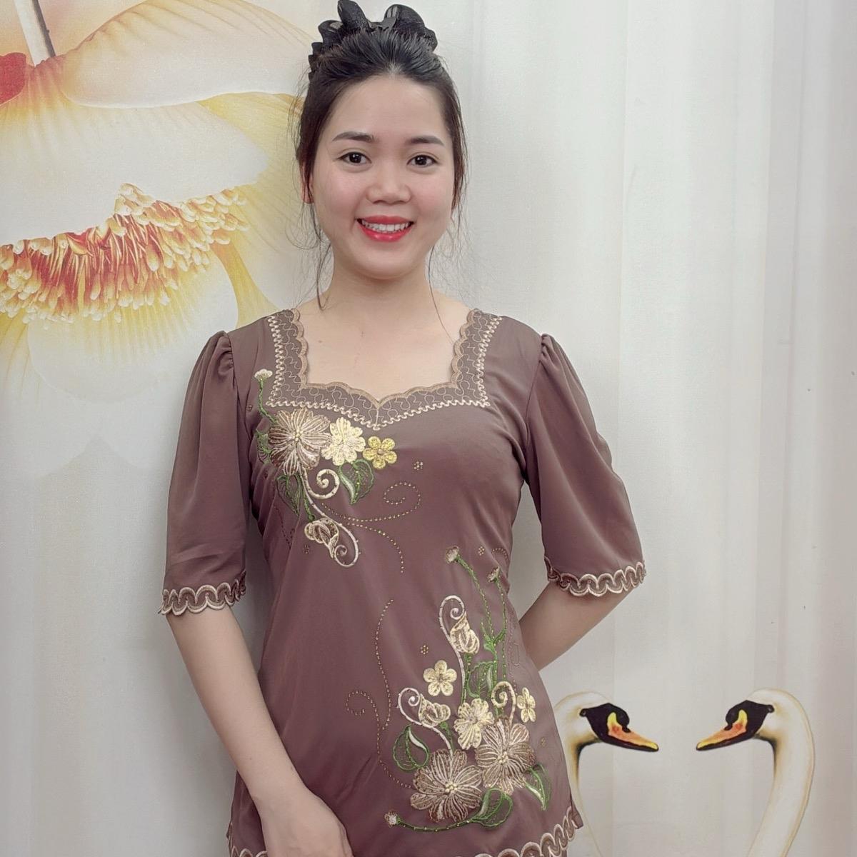 A35 Đồ bộ thun nữ trung niên áo tay lỡ thêu hoa, quần ống nhỏ Ong Women