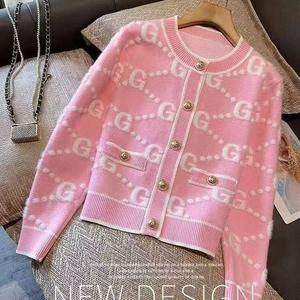 เสื้อสเวตเตอร์สีชมพู, ถัก, คอลเลกชันฤดูใบไม้ร่วงฤดูหนาวปี 2025, สไตล์ชีแนลที่อ่อนเยาว์หวาน, เสื้อคาร์ดิแกนสไตล์ชาแนล, มาใหม่