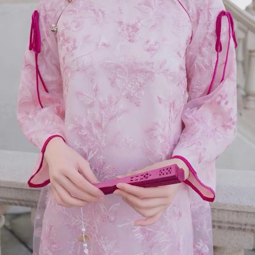 ￼Áo dài cách tân MẪN KỲ from suông 4 tà thêu hoa nổi đính nơ kèm quần lụa