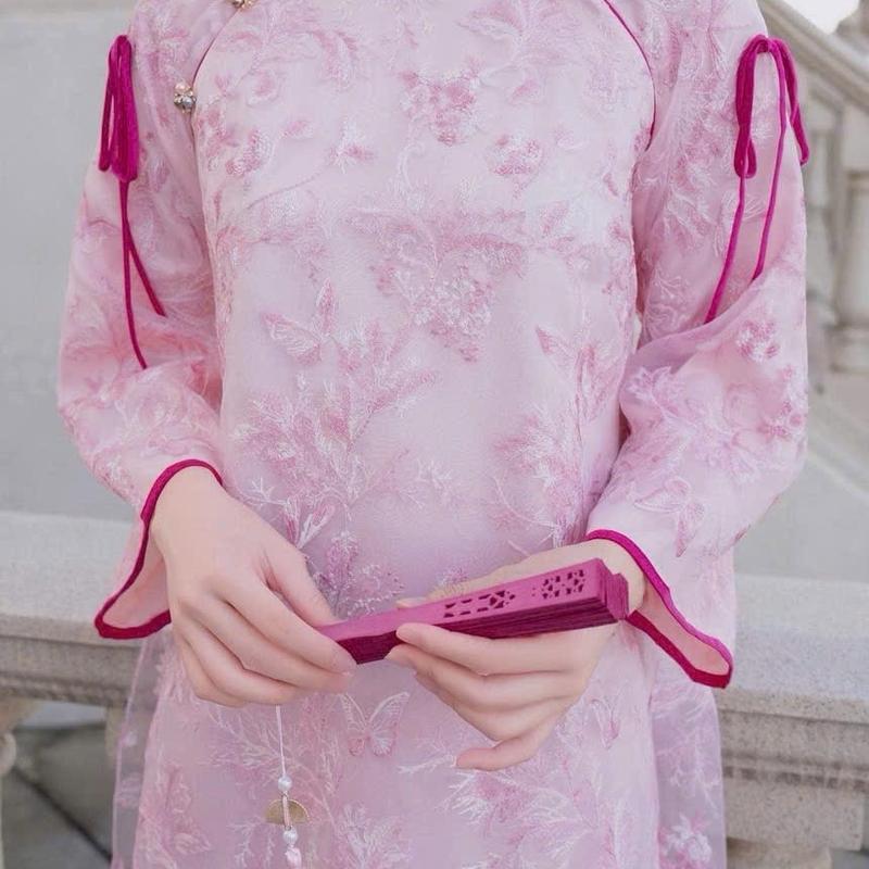 ￼Áo dài cách tân MẪN KỲ from suông 4 tà thêu hoa nổi đính nơ kèm quần lụa 0