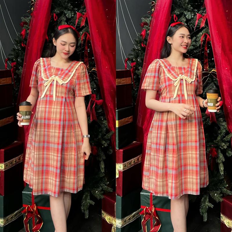 MUMMUM/Đầm Bầu SURI karo vintage babydoll xếp ly bảng to điểm nhấn cổ sen viền kem xinh xắn dễ thương Women Nữ Dress