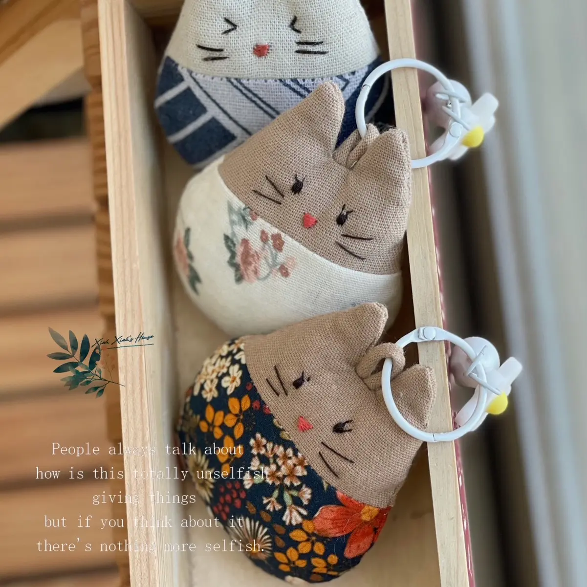 Móc khoá handmade mèo lục lạc bằng vải xinh iu