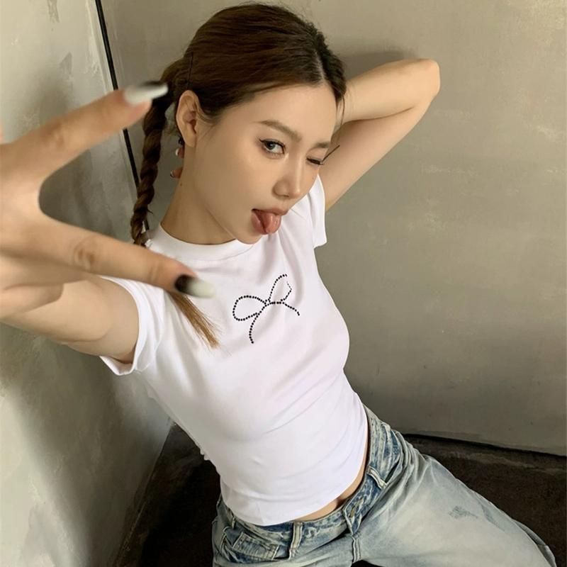 Product Introduction of Suitcute A045 เสื้อครอปเพชรโบว์ เสื้อคอกลมแบบใหม่ปี2024 ดูผอมและเซ็คซี่ Lady Women ผู้หญิง 45
