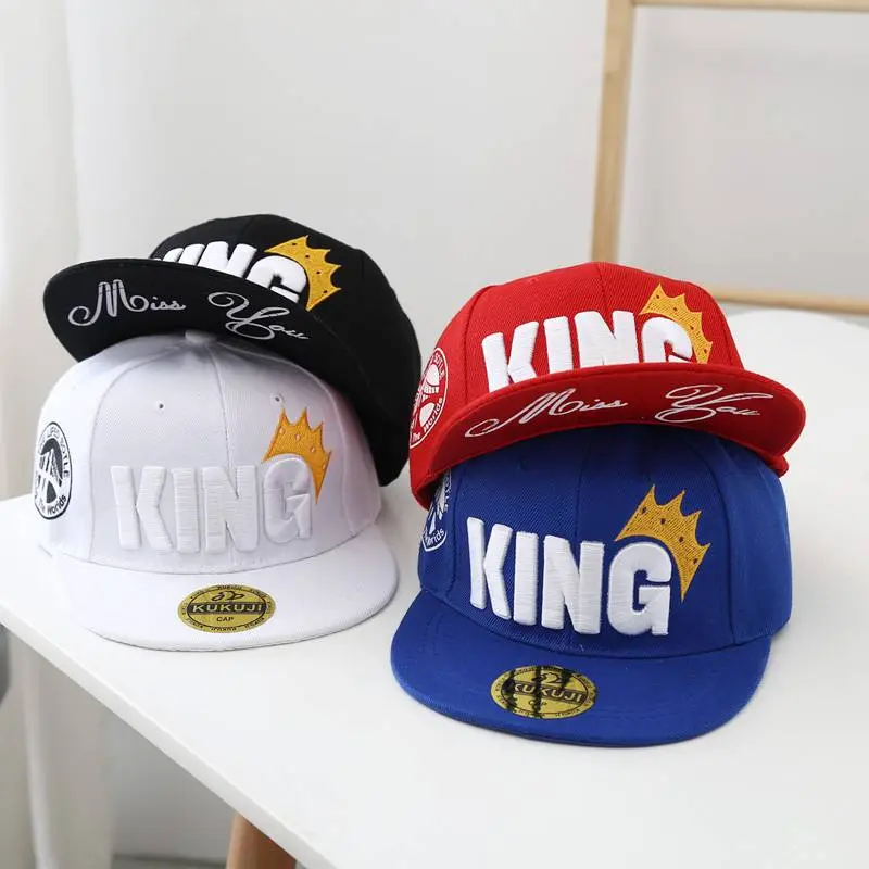 [พร้อมส่ง] หมวกฮิปฮอป หมวกสำหรับเด็ก 1ปี-6ปี รอบหัว:52-54 cm. หมวกhiphop หมวกแก๊ป หมวกเบสบอล ผ้า COTTON สีพื้น ปักอักษร KING หมวกเด็กผู้ชาย หมวกแฟชั่นเด็ก หมวกเด็กเล็ก หมวกเด็กโต หมวกกันแดด หมวกเด็กน่ารักๆ ปรับลดขนาดได้ หมวกฤดูร้อน Hiphop แนว ๆ เท่ห์ ๆ