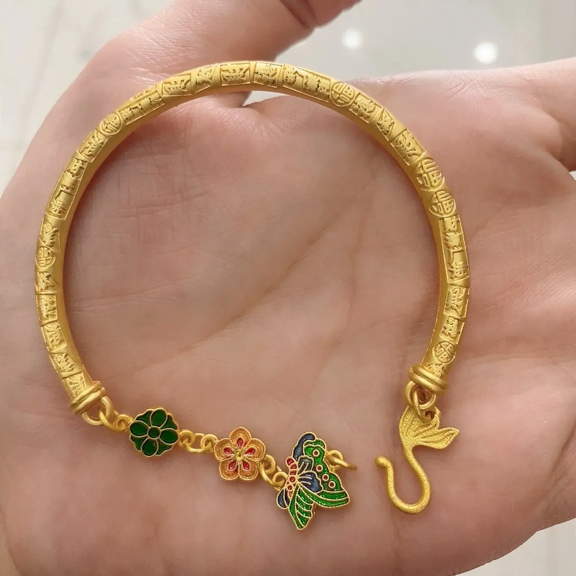 《140》New Sand Gold Butterfly Love Flower Bracelet na may Retro Chinese Style and Light Luxury