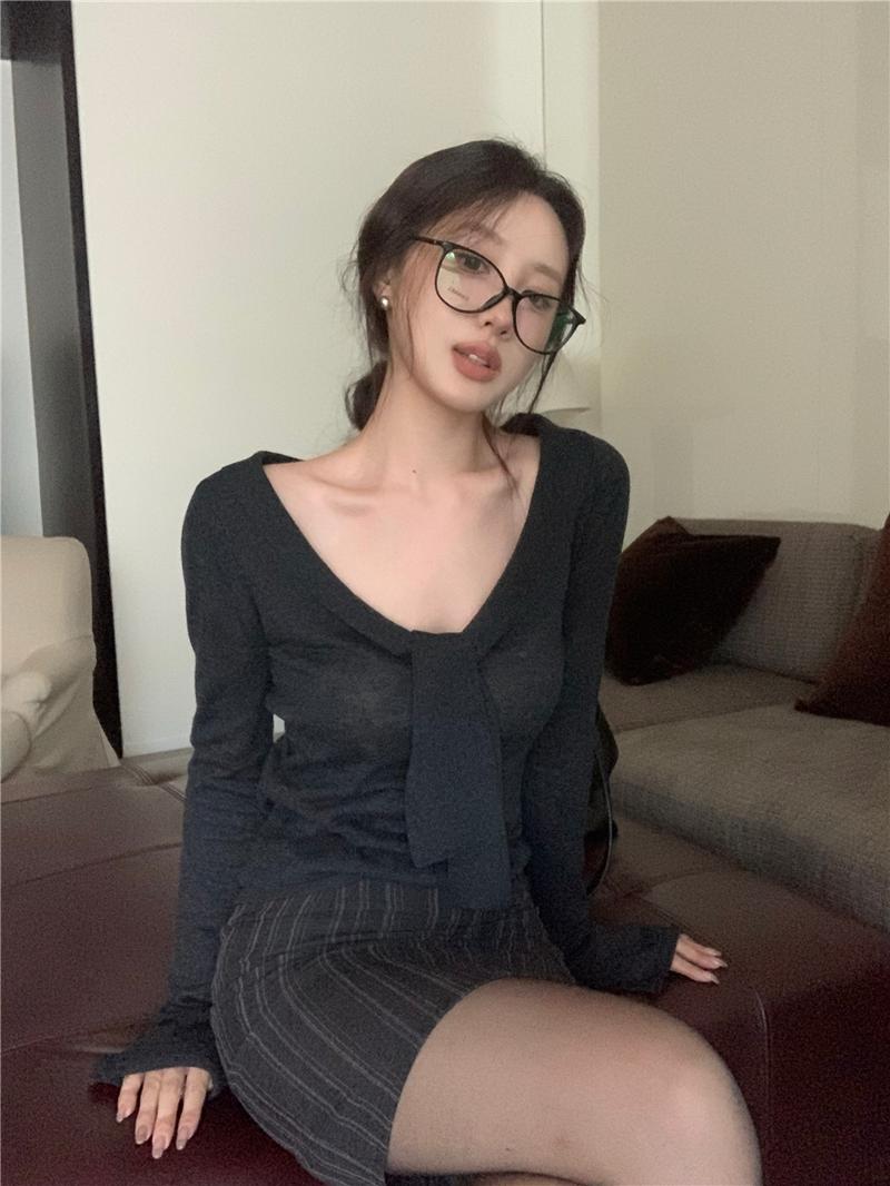 Product Introduction of Đồ Len, Màu Kaki, Cổ Chữ V, Dài Tay, Dành Cho Nữ, Dáng Ôm, Áo Lớp Nền Mỏng, Màu Trơn Áo Dễ Phối Đồ Sang Trọng, Có Ruy Băng 23
