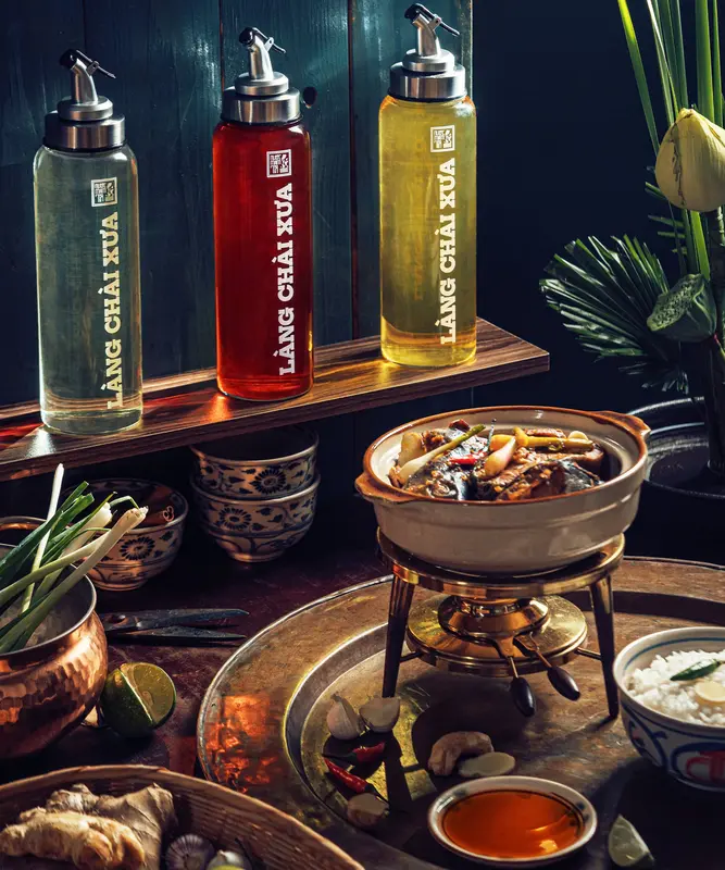 01 Bình rót một chạm CAO CẤP One Touch Open Làng chài xưa 500ml đựng nước mắm, dầu ăn (thuỷ tinh) 3