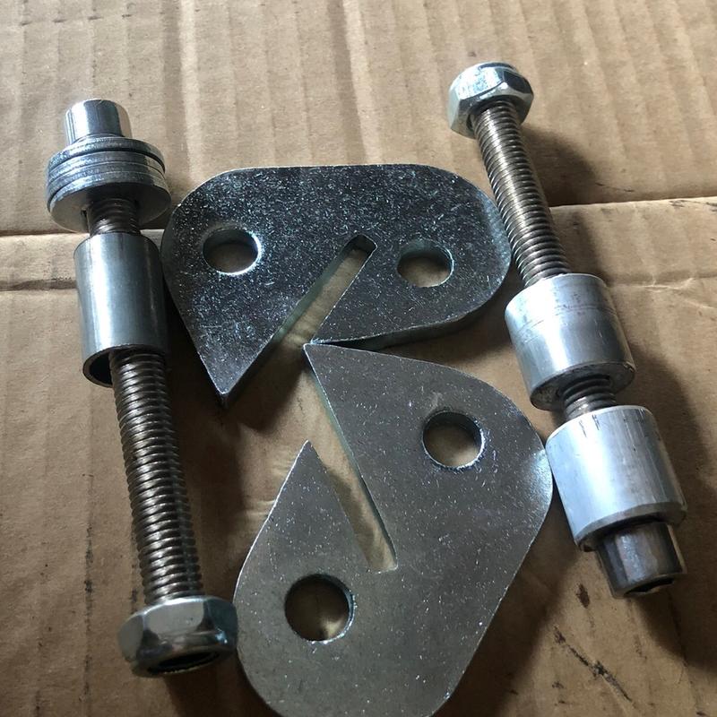Bộ pas hạ 3cm cho gấp zin satria raider, chất liệu thép đen, độ dày 6li, 2 miếng pas, 2 tán keo, 4 long đền, 1 ống chỉ, 2 cục nhôm - Phụ Kiện 3