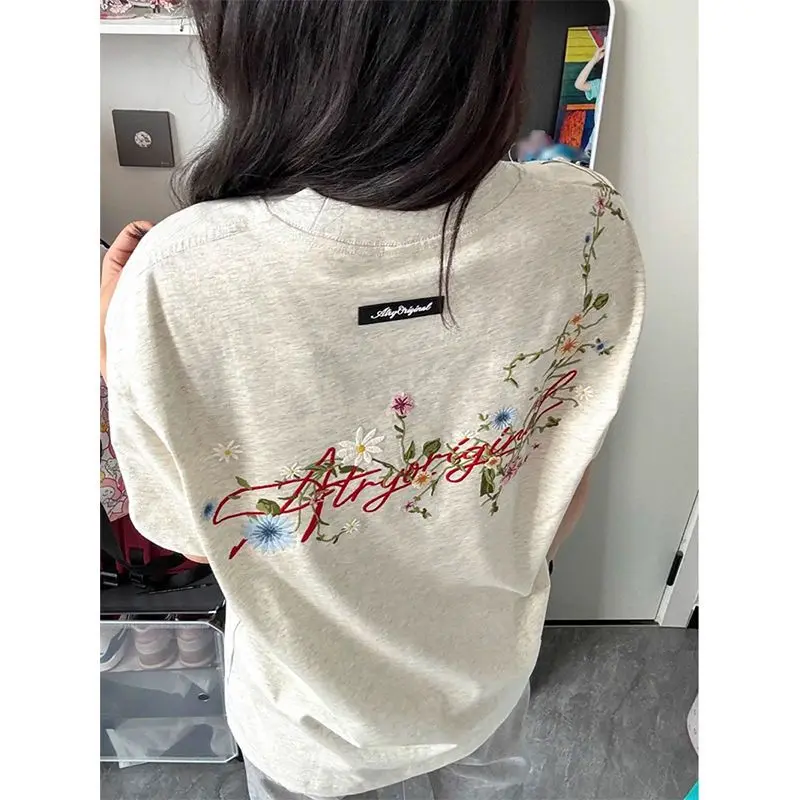 Tình yêu nó rất nhiều, năm 2025 Áo Thun Ngắn Tay Phong Cách Preppy Cổ Điển Mỹ, Dành Cho Nữ, Cổ Tròn, Dáng Rộng Vừa Vặn, Màu Be Và Xám, Siêu Hot, Có Thêu Đầy Đủ, Áo