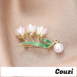 [Couzi]Bros bunga bakung emas dari lembah untuk wanita bros pelajar enamel mutiara retro yang cocok untuk semua B1179