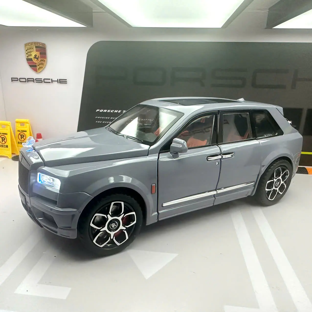 Mô hình xe Rolls-Royce Cullinan tỷ lệ 1:20 hãng CHE ZHI (full kính + bầu trời sao)