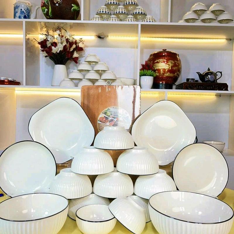 Bộ Bát Đĩa Trắng Kẻ Đen Cao Cấp - 19 Chi Tiết Gốm Sứ Tặng kèm 1 thớt gỗ