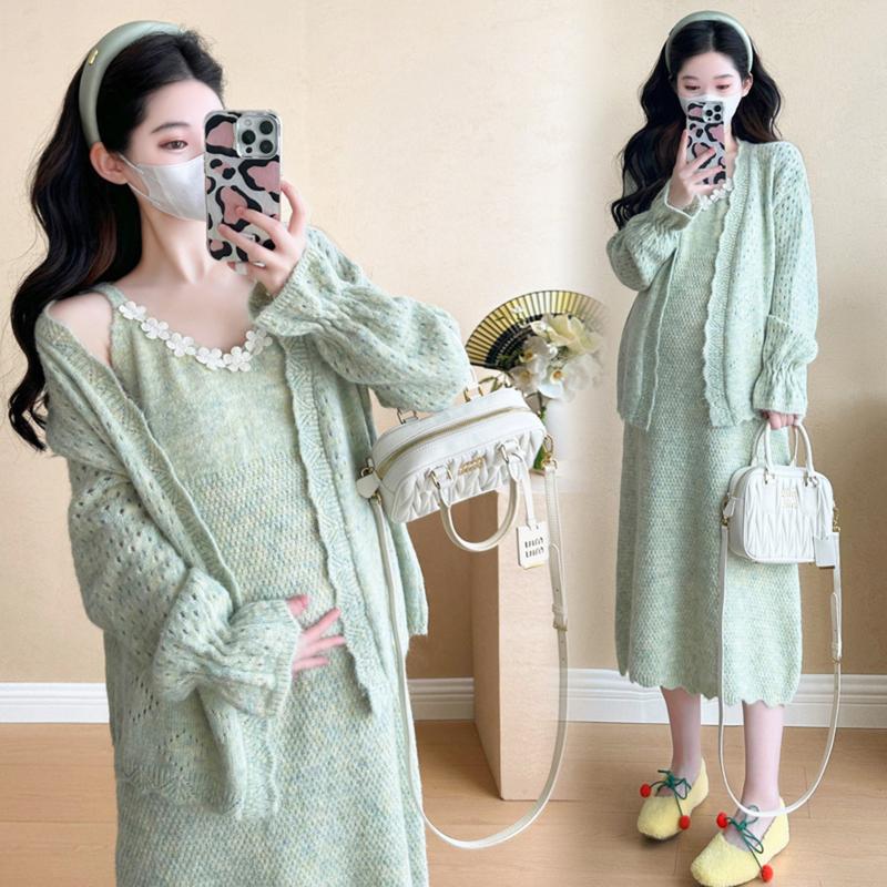 Young Mom | Bộ Váy Bầu Sang Trọng SET324 Gồm Váy Và Áo Khoác Chất Len Màu Xanh Lá Và Kem Phong Cách Hàn Quốc A-line Thích Hợp Đông