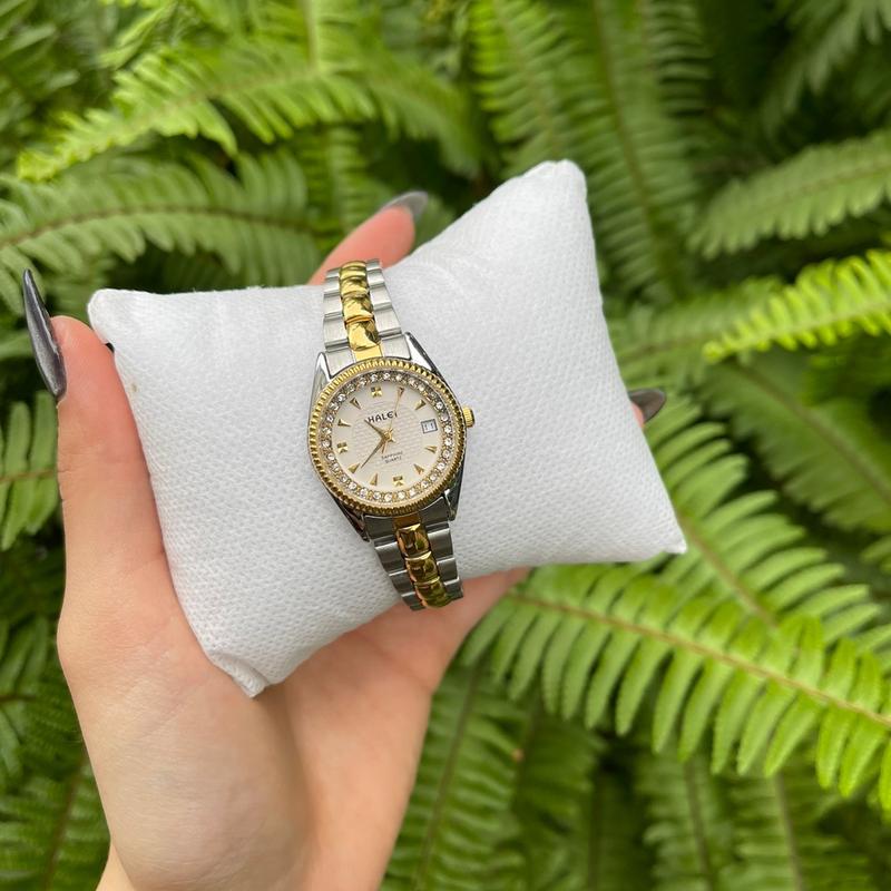 Đồng hồ nữ Halei viền đá ẩn bên trong mặt, màu demi vàng ấn tượng, viền họa tiết nổi, có lịch ngày tiện lợi