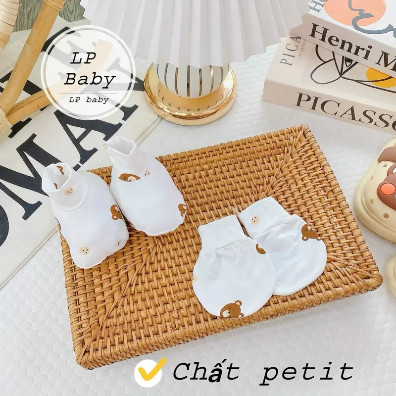 ￼Sét 5 bao tay,  5 bao chân cho bé sơ sinh Chất liệu : vải thun petit cao cấp rất mềm mại và mát mẻ cho bé yêu sự khởi đầu hoàn hảo Sai cho bé từ 0-3 tháng 6