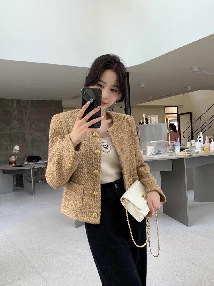 Product Introduction of Áo Khoác Ngắn Len, Phong Cách Pháp, Phong Cách Cổ Điển, Thời Trang Cao Cấp, Dễ Phối Đồ, Phong Cách Ngọt Ngào Dành Cho Nữ, Thích Hợp Đi Lại, Hàng Mới Về Năm 2023, Phong Cách Người Nổi Tiếng Trên Internet, Thời Trang 11