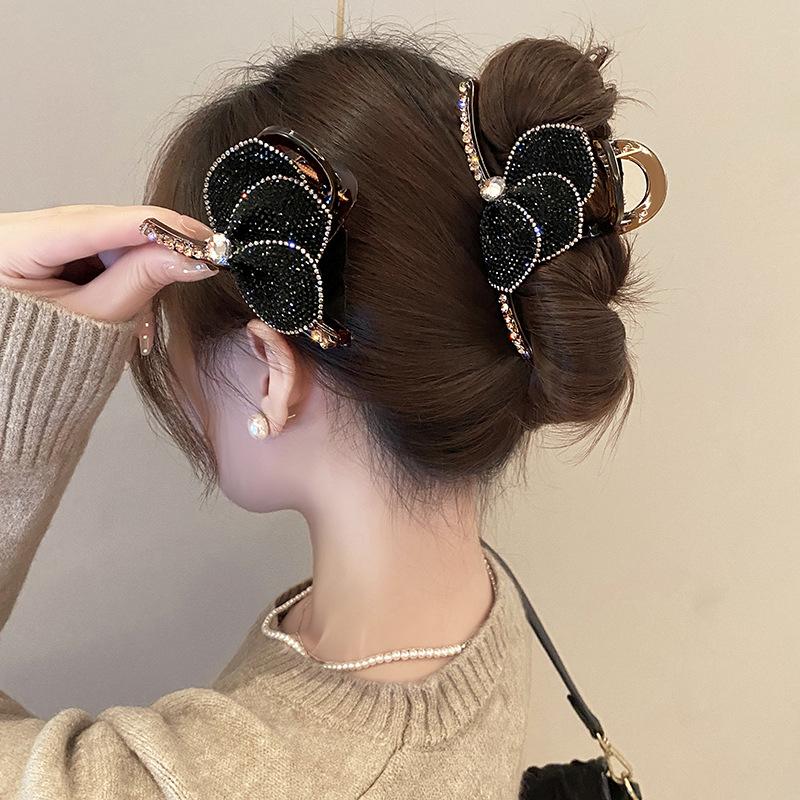  Kẹp Cá Mập Nơ Kim Cương Lấp Lánh 2025 - Kẹp Sau Đầu Cỡ Lớn Cao Cấp Giá Phải Chăng | Khung Titan 0.8MM Phủ Rhodium + 128 Mặt Cắt Phản Chiếu 360° | Thiết Kế Sang Trọng Cho Tóc Dày Dài Phù Hợp Văn Phòng Du Lịch Tiệc Nhẹ Cảm Giás Đẳng Cấp Không Đau Da Đầu 