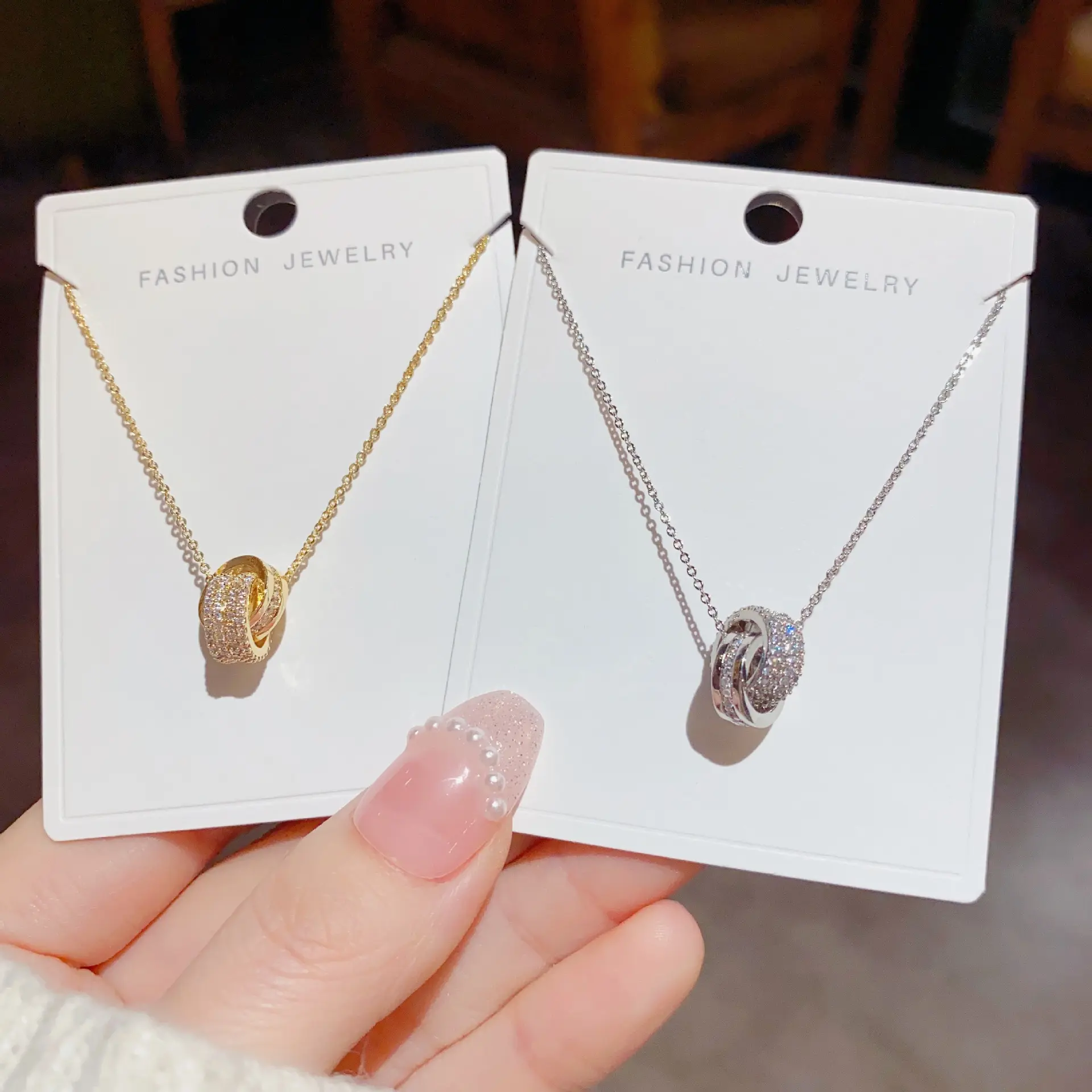 Light luxury, niche, high-end design, micro inlaid zircon intersecting circular necklace, double ring buckle, exquisite, simple and versatile necklace