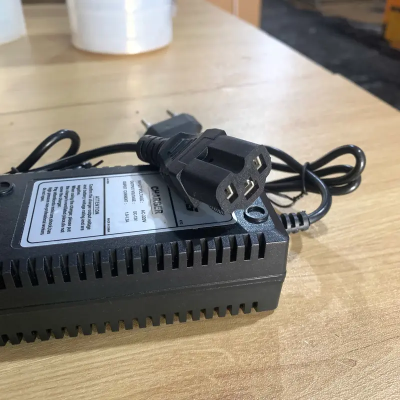 Cục sạc điện tử BOSS 12V 8AH 1.3A - Sạc bình phun thuốc, acquy xe điện, tự ngắt khi sạc đầy 2