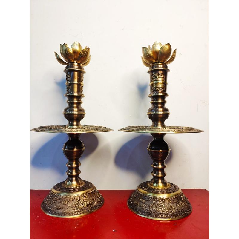 Đôi chân nến đồng đúc dầy có hoa sen màu hun giả cổ hoa văn tứ linh Decor Phòng Trang Trí Nhà