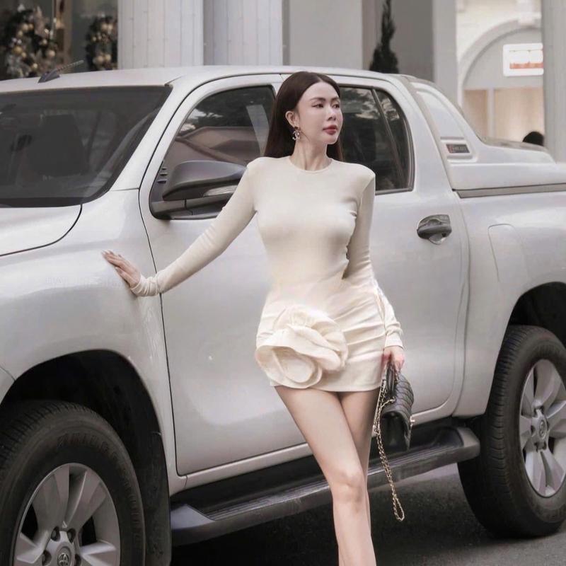 ￼Set váy ôm body với phần áo cổ tròn tay dài kèm chân váy ôm ngắn đính hoa bản to 4