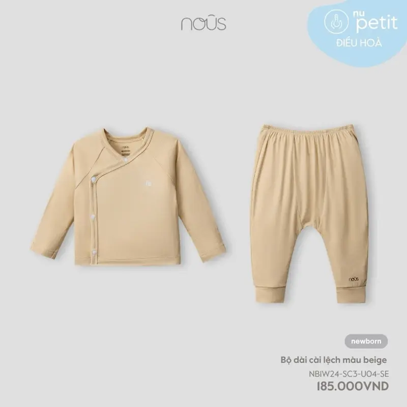 Set sơ sinh Nous màu beige dành cho bé sơ sinh từ 3-5 kg xinh xắn. Kèm mũ và tay, bao chân. Chất vải peptit mềm mại, co giãn tốt, thấm hút mồ hôi.