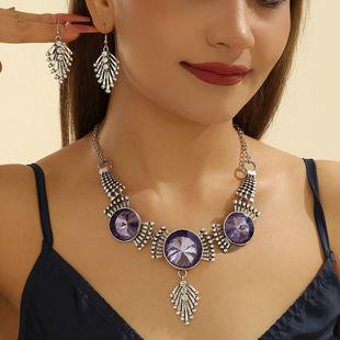 Product Introduction of Fashion Trend Necklace Retro Hollow Flower Inlaid Diamond Valentine's Day Necklace Clavicle Chain Jewelry 5