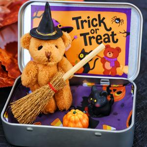 1 pieza, Regalo de Halloween, Oso de Peluche en una Caja para Dulces o Trucos - Mini Bruja con Manta, Escoba, Calabaza y Gato, Abrazo de Osito de Bolsillo, Decoración de Halloween para el Hogar y Fiesta