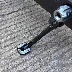 Almohadilla para patín de motocicleta, placa de soporte lateral antideslizante de aleación de aluminio, soporte para reposapiés de vehículo todo terreno, accesorios universales para motocicleta