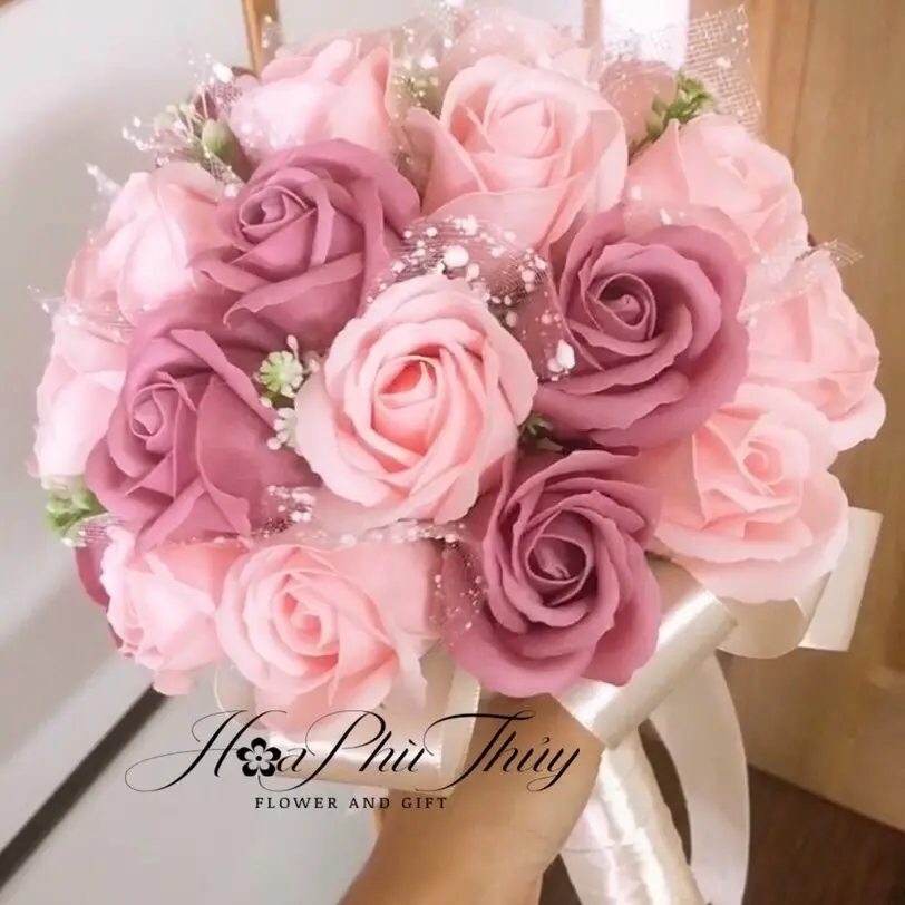 Hoa cưới  cầm tay cô dâu bằng sáp thơm