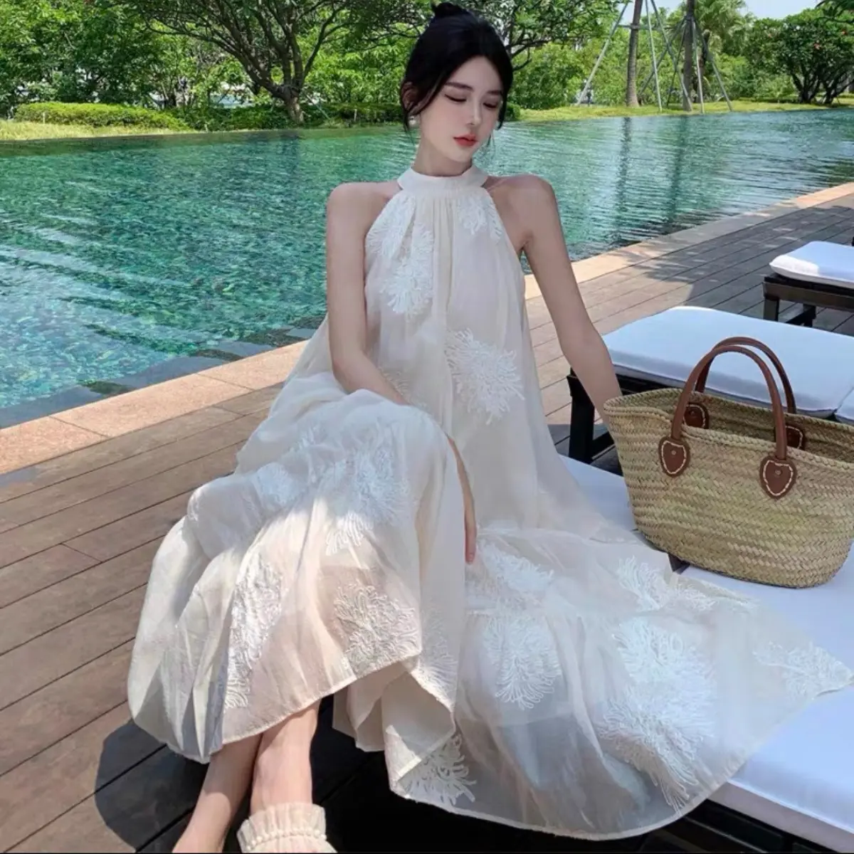 Maxi nữ cổ yếm thêu hoa nhẹ nhàng, váy maxi dáng dài họa tiết Cúc thêu chất liệu tơ xước phong cách vintage Women Dress
