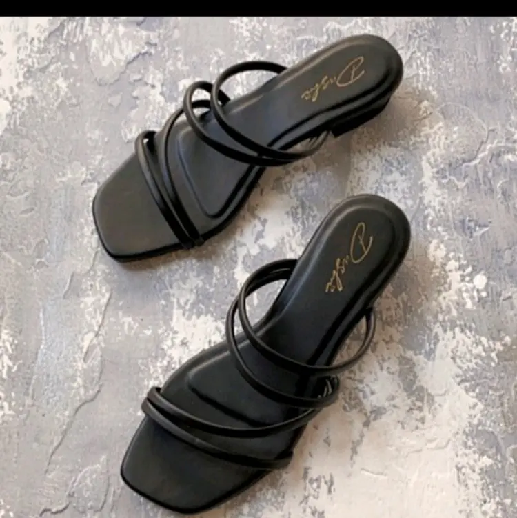 hils cantik lembut nyaman di pake Hak Datar (1 cm atau kurang) sandal retro 0