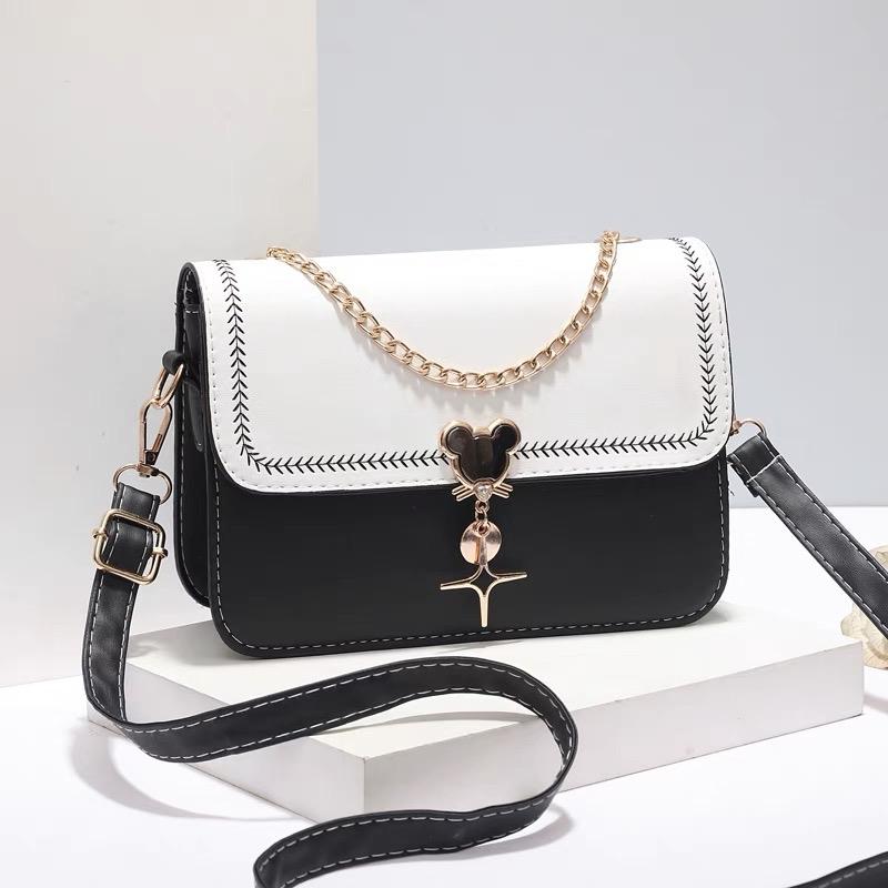 Túi Xách Nữ Hộp Chuột Vá Mầu - Da PU - phong cách Hàn Quốc , phù hợp với chị em cá tính dễ thương - D:20 ; R:7 ; C:15(cm). Tl : 300g - dung tích 4 ngăn có khoá kéo Đeo Vai Bag Kem